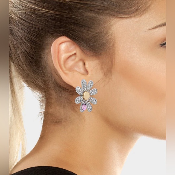 Betsey Jonhson OHH A DAISY FLOWER POST EARRINGS RHINESTONE - Picture 2 of 3